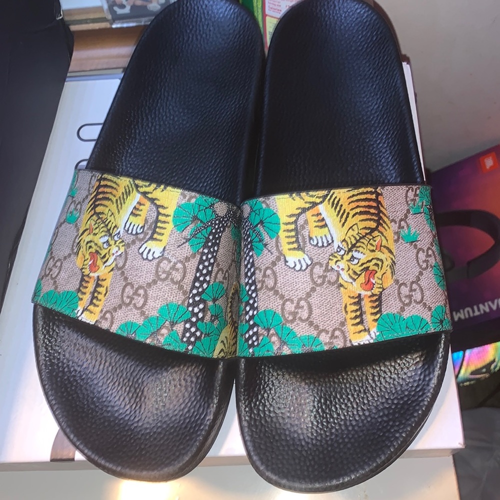 Mens Gucci slides (size 11)